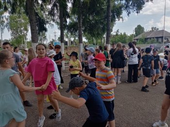 «День танца» в летнем лагере "Алые пруса". 